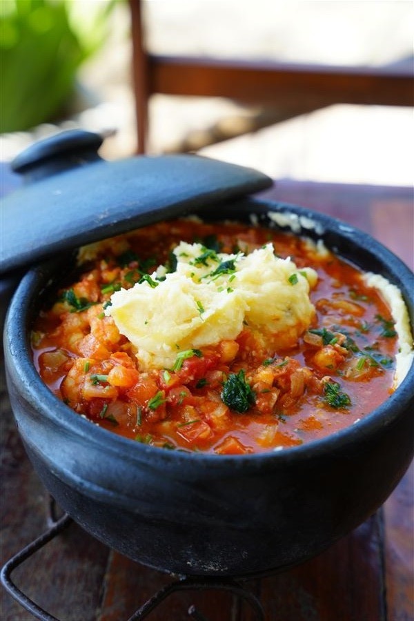 Moqueca servida em panela de barro