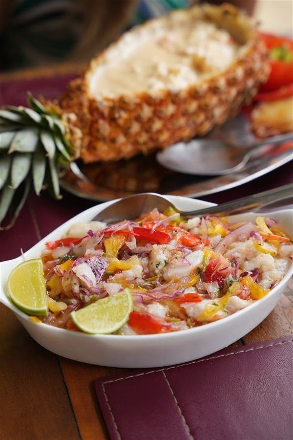 Prato de ceviche com limão e acompanhamento