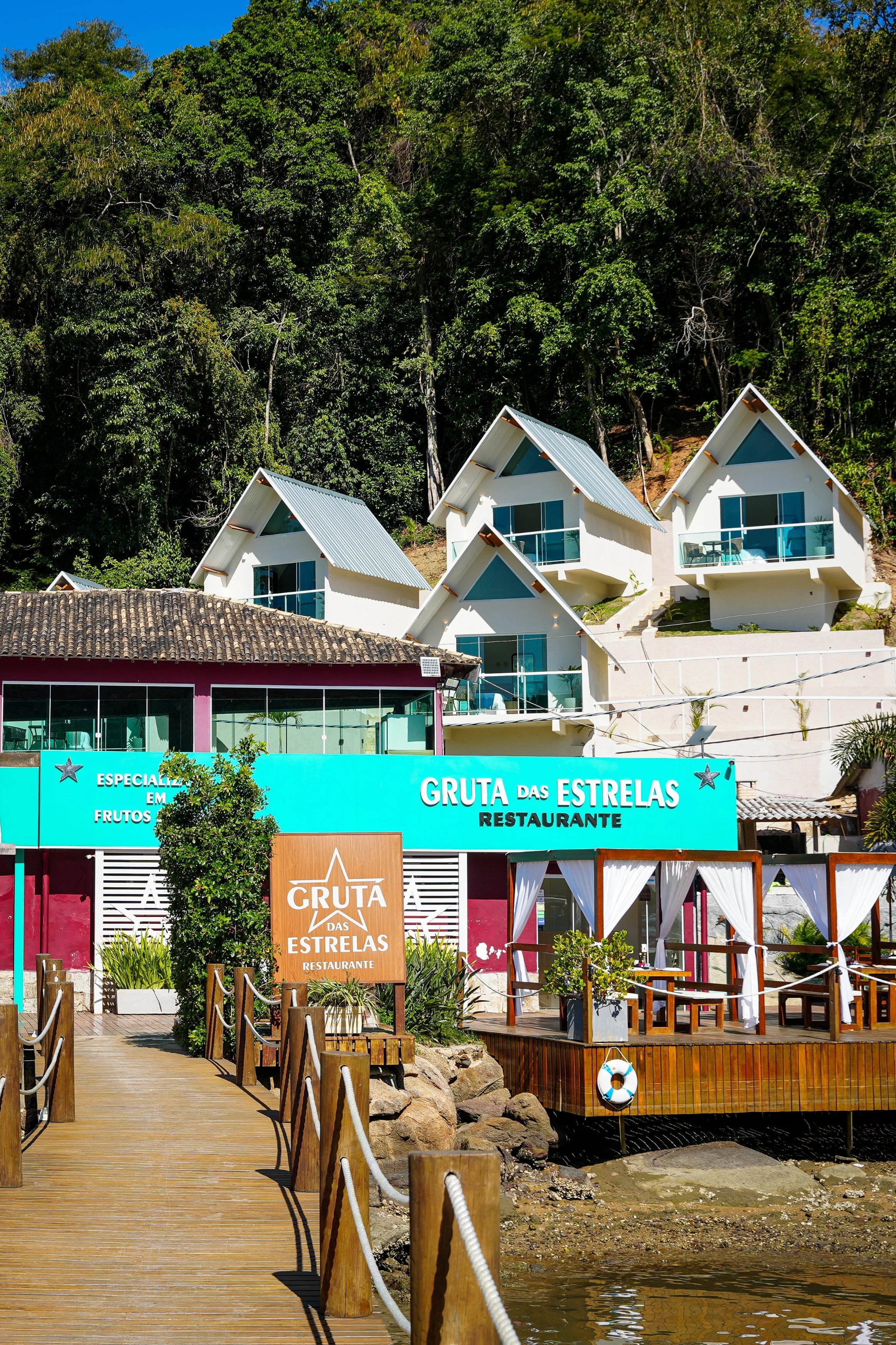 Fachada e suítes do Gruta das Estrelas no Saco do Céu